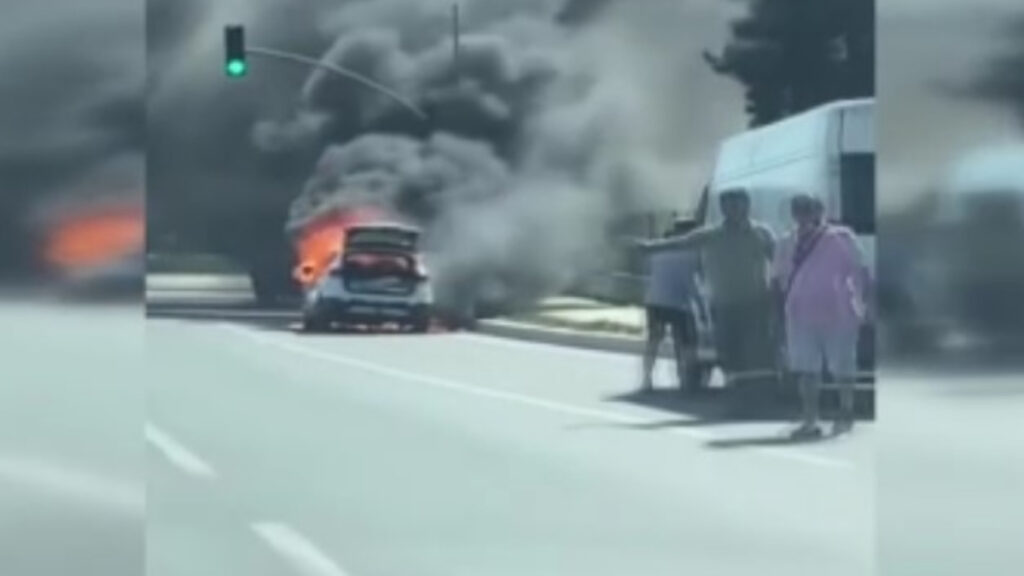 basaksehirde seyir halindeki otomobil alev topuna dondu EkdSJhOC