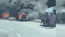 basaksehirde seyir halindeki otomobil alev topuna dondu EkdSJhOC