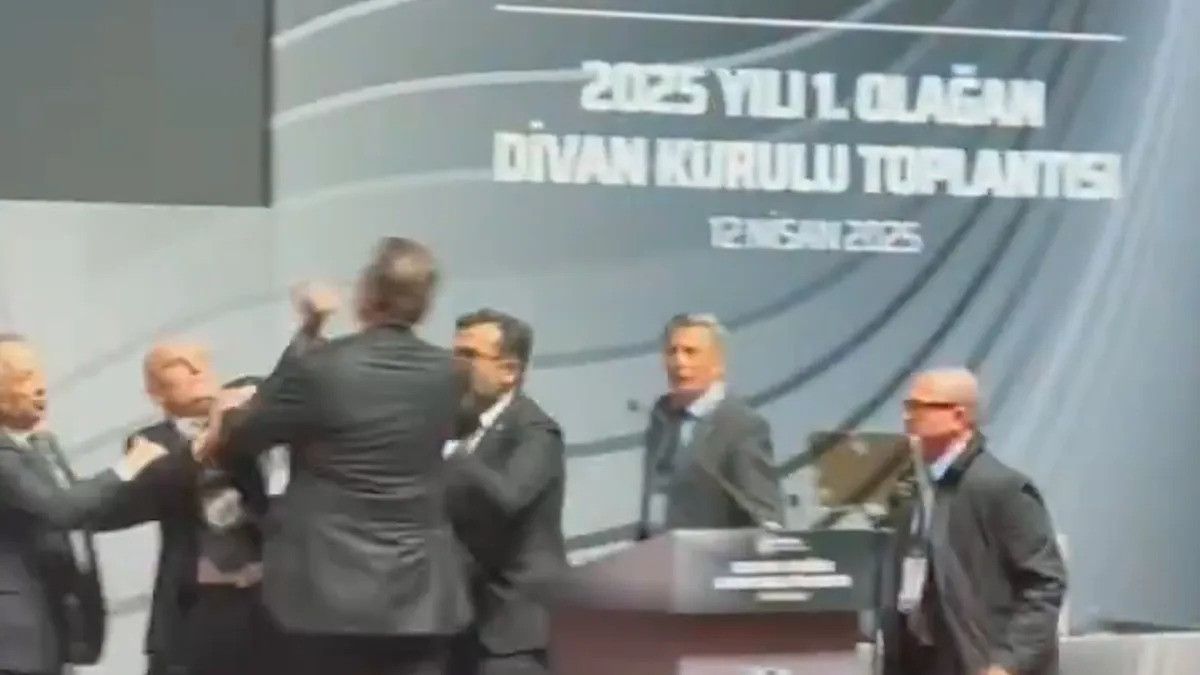 besiktas divan kurulu baskani tevfik yamanturk gorevinden ayrildi 2 g8A5IMVt