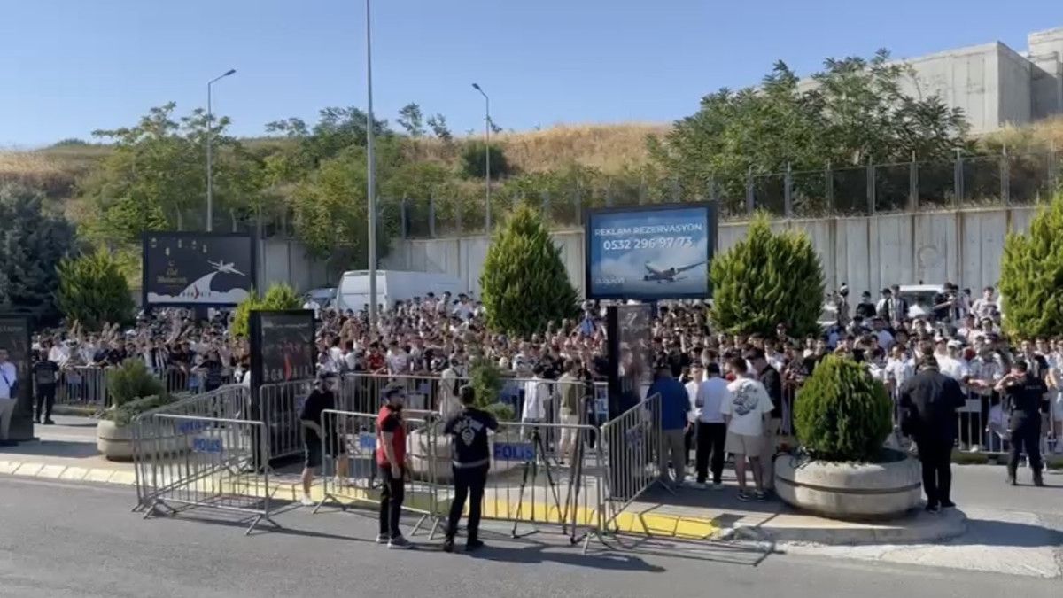 besiktaslilar orkun kokcuyu karsilamak icin havalimanina akin etti 0 evpwyRAV