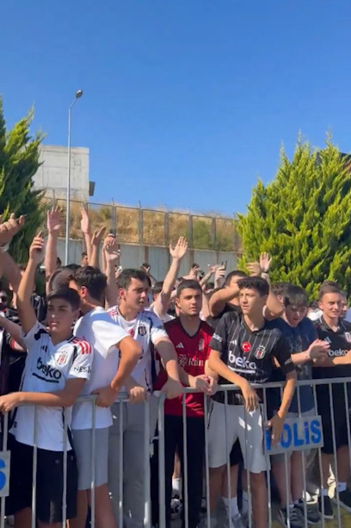 besiktaslilar orkun kokcuyu karsilamak icin havalimanina akin etti 1 9rrfPL4Q