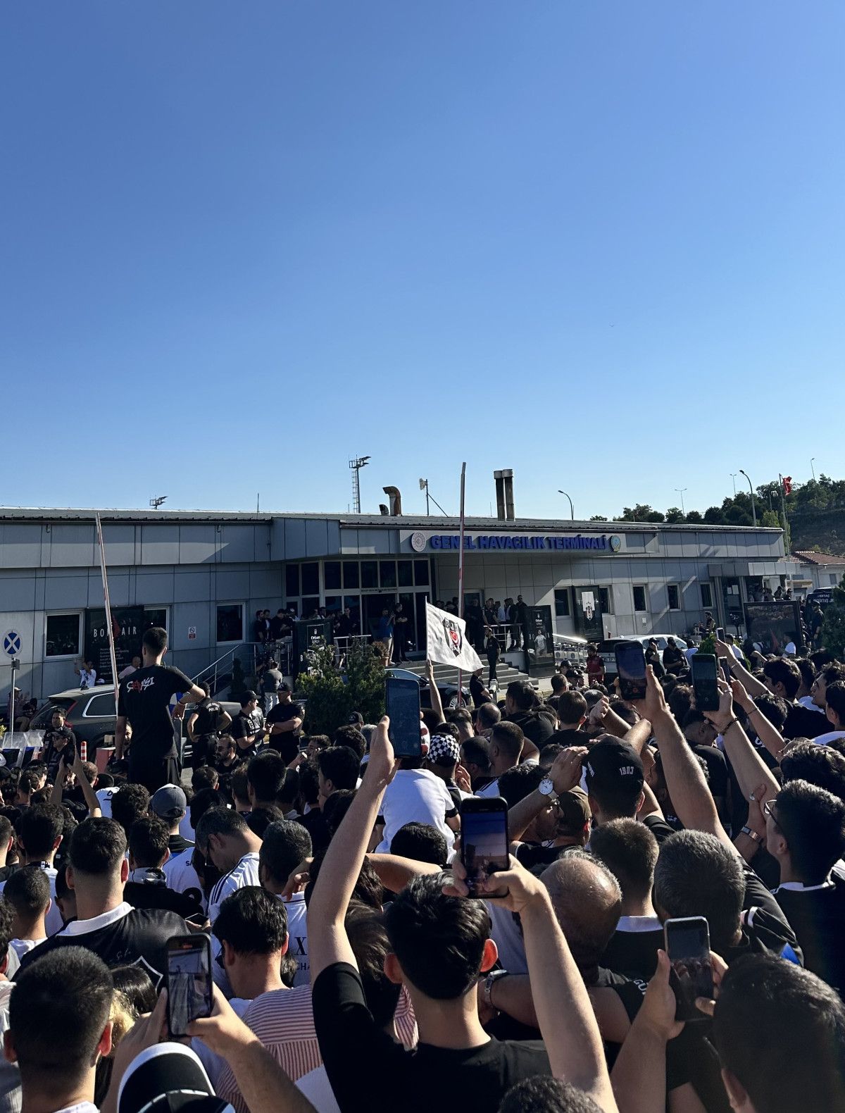 besiktaslilar orkun kokcuyu karsilamak icin havalimanina akin etti 2