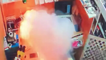 bingolde tamire goturulen cep telefonu bataryasi patladi iNZ2wUCm