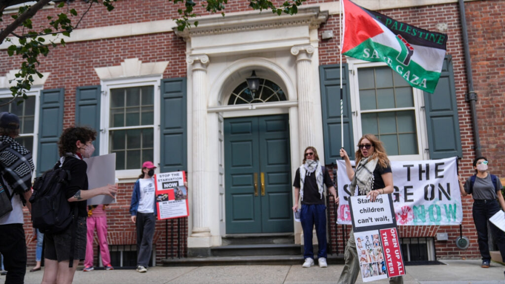 bm genel sekreterinin konutu onunde gazze protestosu tNYJTAu6