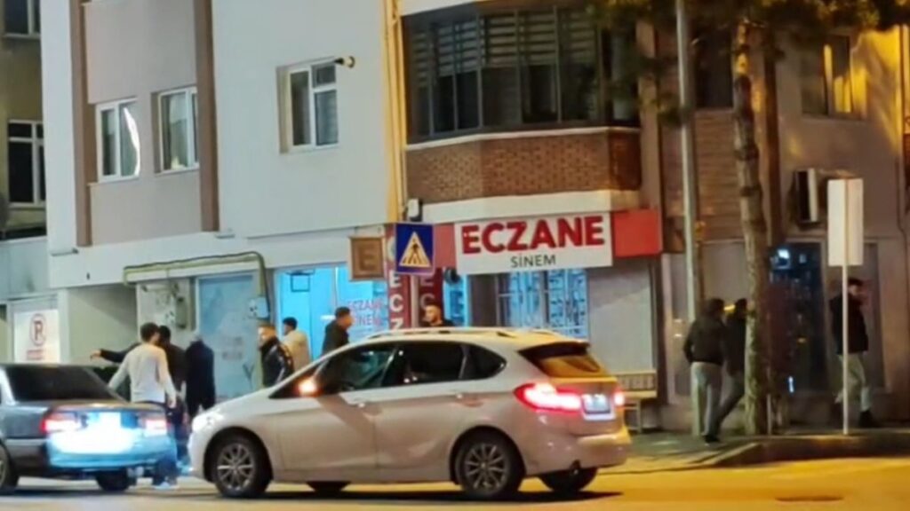 boluda yumruklarin havada ucustugu kavgada silah sesleri yukseldi k2a4yR6T