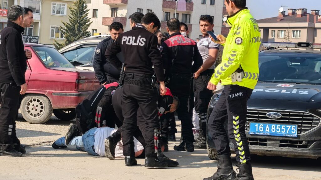 bursada alkollu surucu otomobilde sizdi polisleri tehdit edip kufurler yagdirdi ca1ULwHf