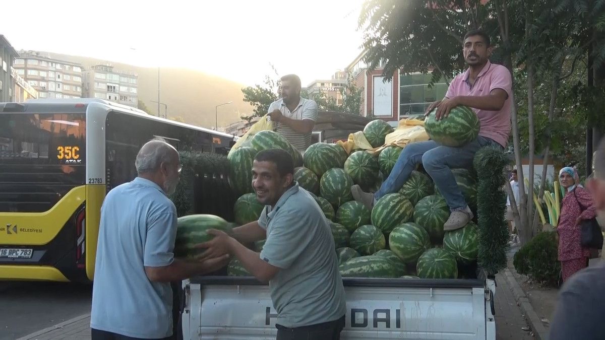bursada bir magaza vatandaslara serinlemeleri icin 4 kamyon karpuz dagitti 0 OP4PnQYv