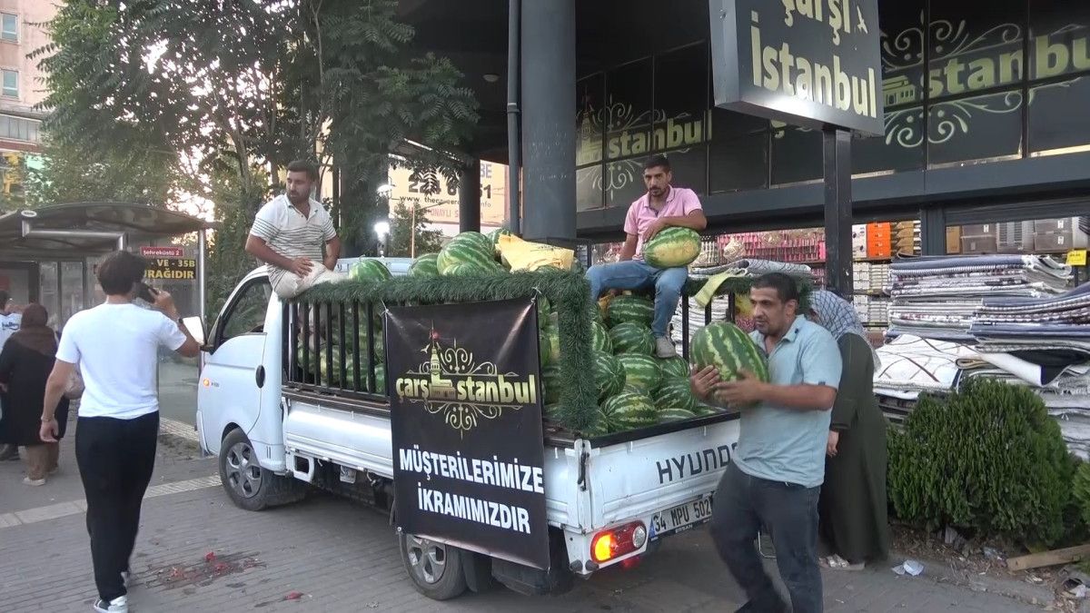 bursada bir magaza vatandaslara serinlemeleri icin 4 kamyon karpuz dagitti 1 wFpQ6j4v