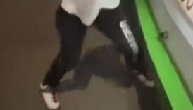 bursada iki cocuk ayaklarinda patenlerle seyir halindeki otobuse tutundu WNR6gEOD