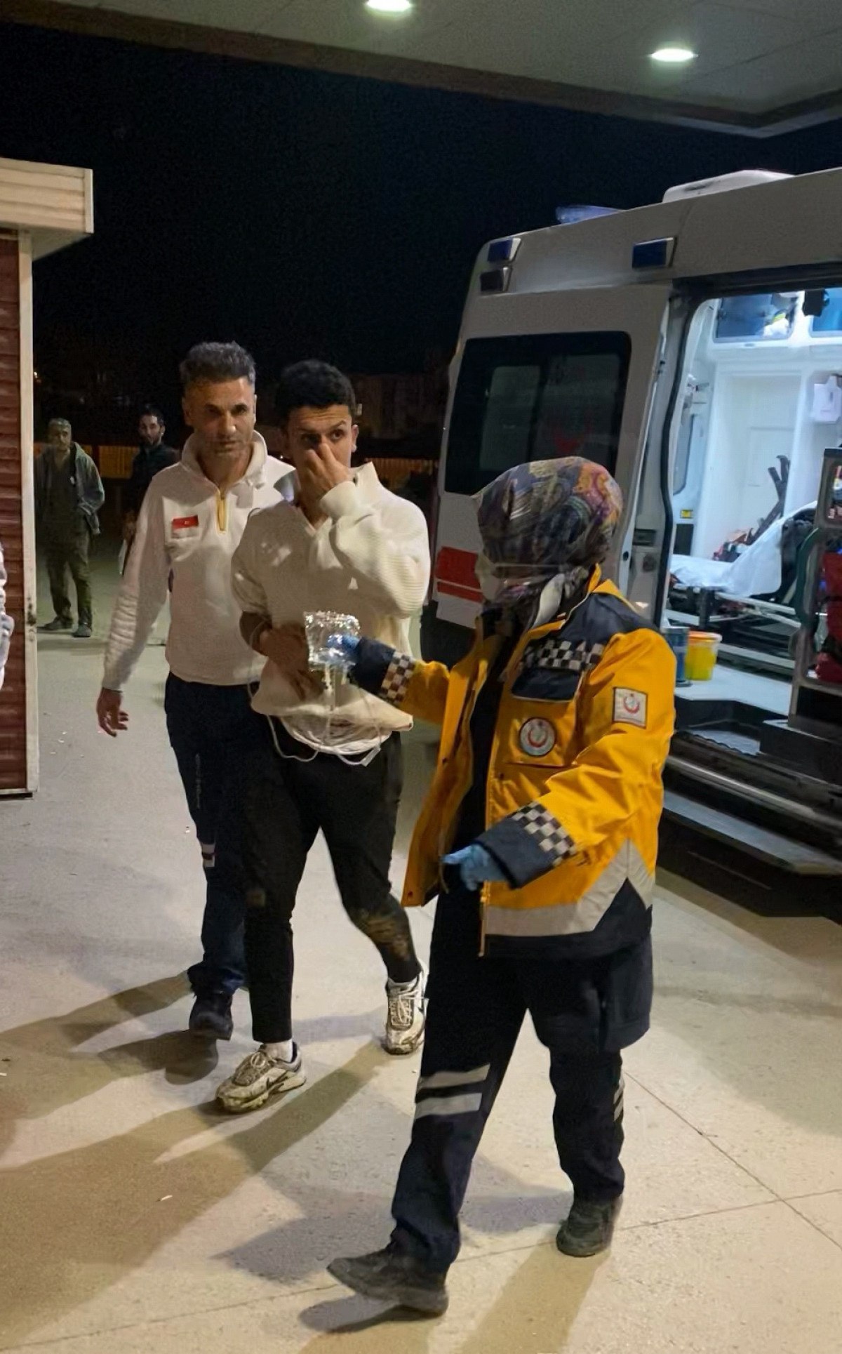 bursada kavgayi ayirmak isteyen genc karnindan bicaklandi 0 t86vu83c