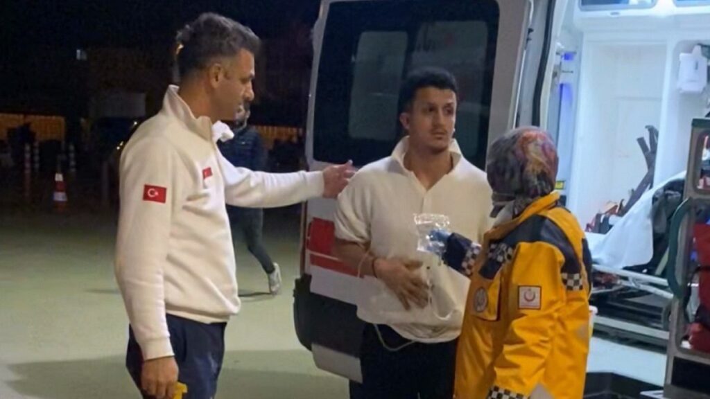 bursada kavgayi ayirmak isteyen genc karnindan bicaklandi UY9l6BKq