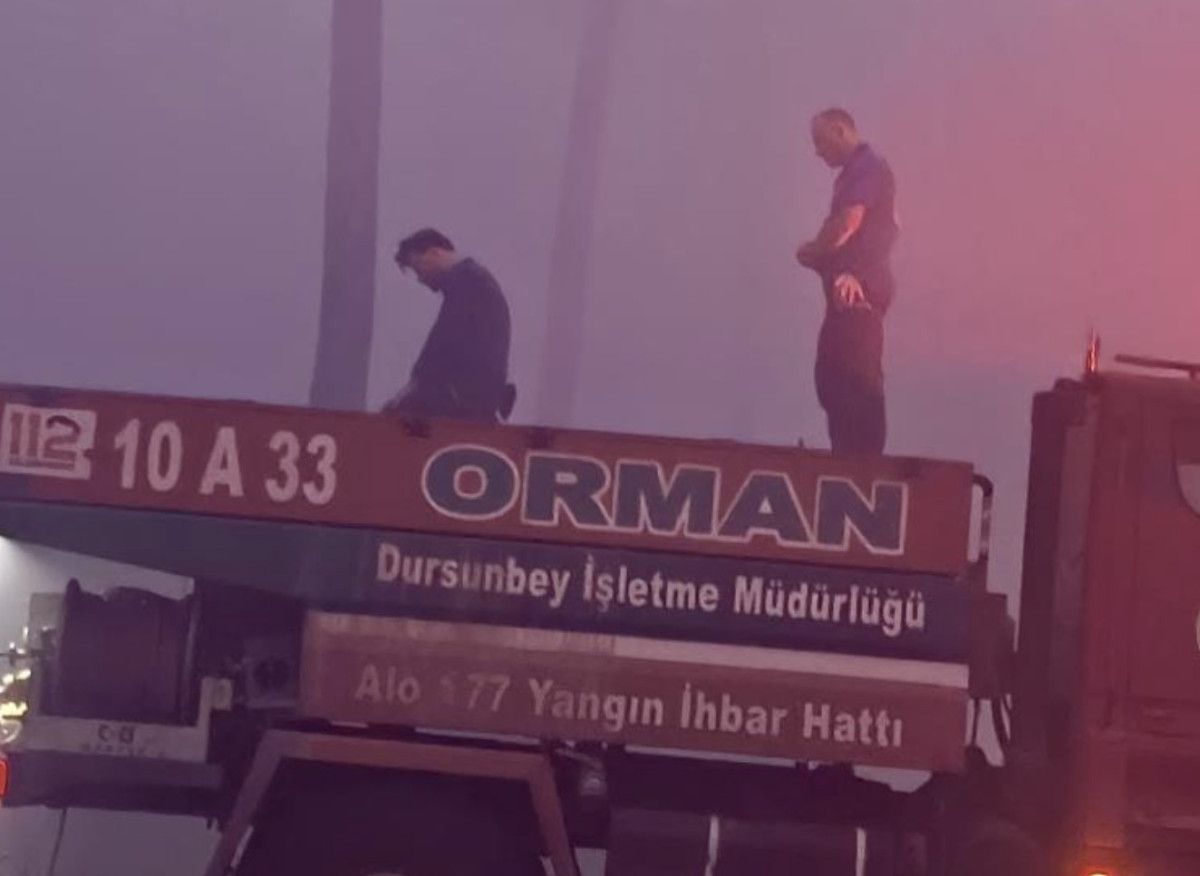 bursada orman yangini ile mucadele itfaiye aracinin uzerinde namaz kildilar 0 1wmTyEmb