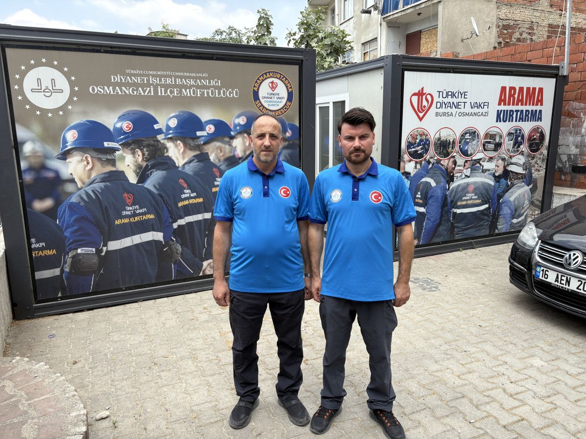 bursada orman yangini ile mucadele itfaiye aracinin uzerinde namaz kildilar 1 DLSUupeR