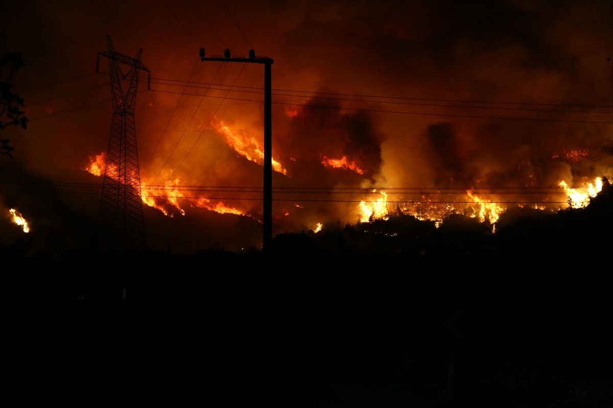 bursada ormanlik alanda cikan yangina mudahale ediliyor 2
