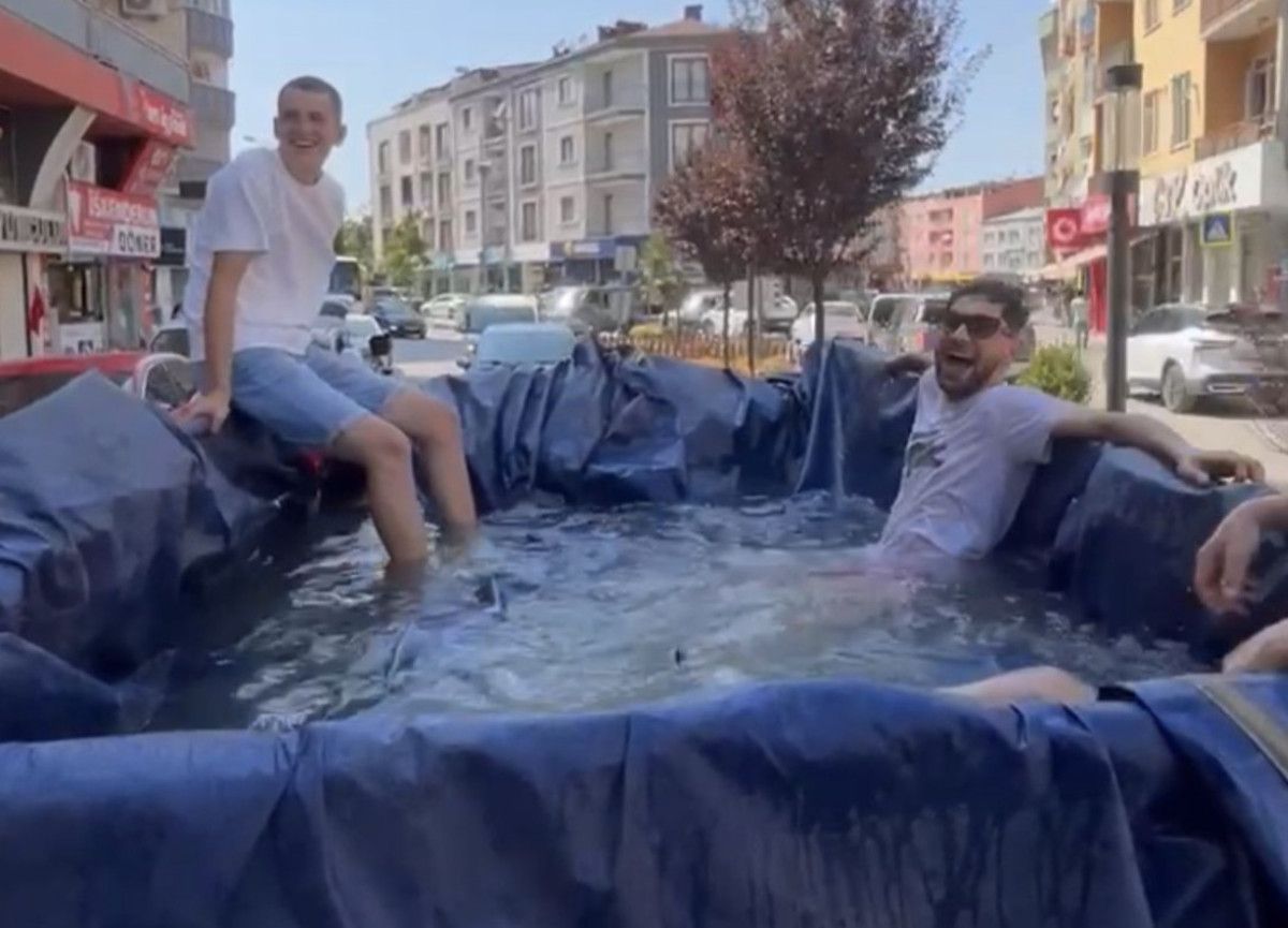 bursada sicak havalara cozum olarak traktorun romorkunu havuz yaptilar 0 aYWn5ENG