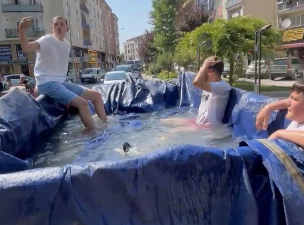 bursada sicak havalara cozum olarak traktorun romorkunu havuz yaptilar 1 gmCeSTPq