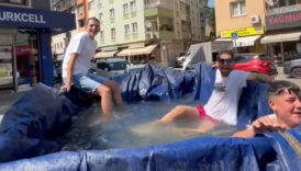 bursada sicak havalara cozum olarak traktorun romorkunu havuz yaptilar X3p9WYFd