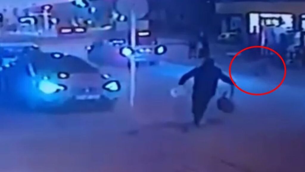 bursada topu yola kacan cocuga hafif ticari arac carpti iy1RdOCq