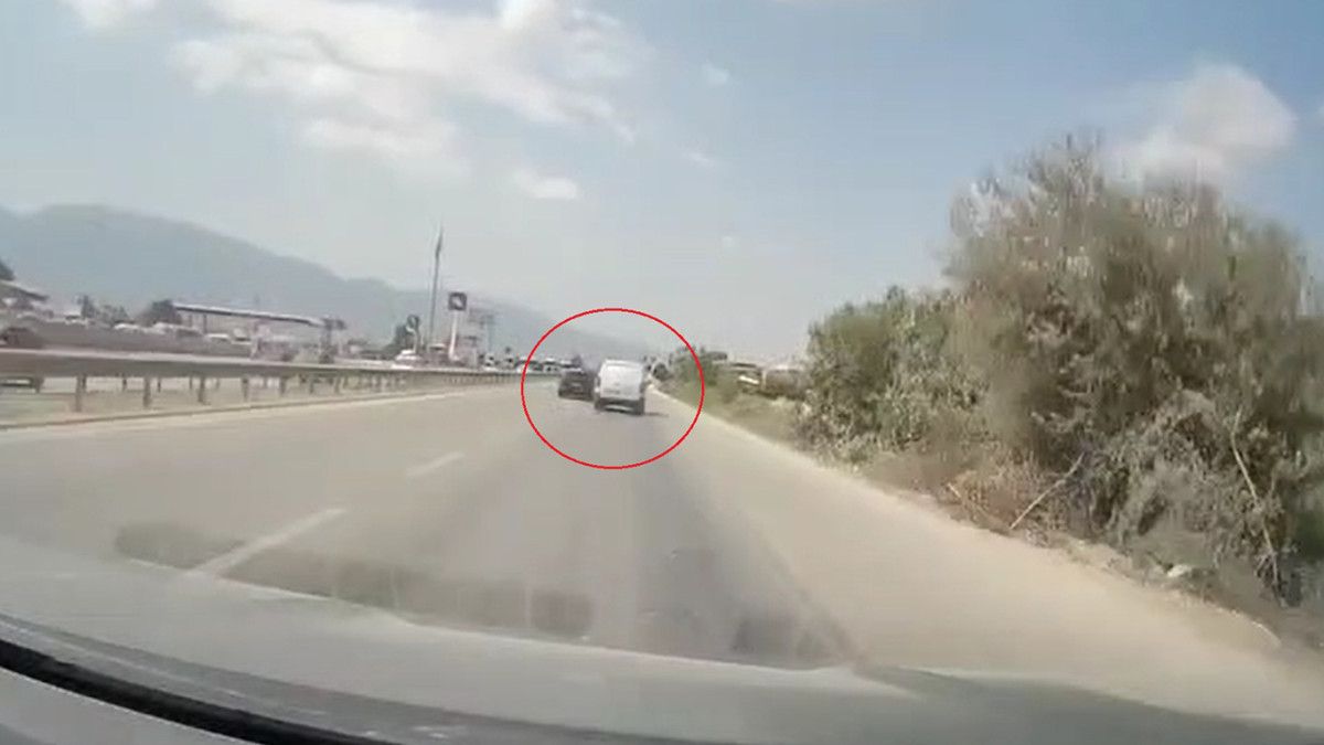 bursada yanindan hizla gecen arac nedeniyle manevra yapan otomobil devrildi 0 nR1kgUGW