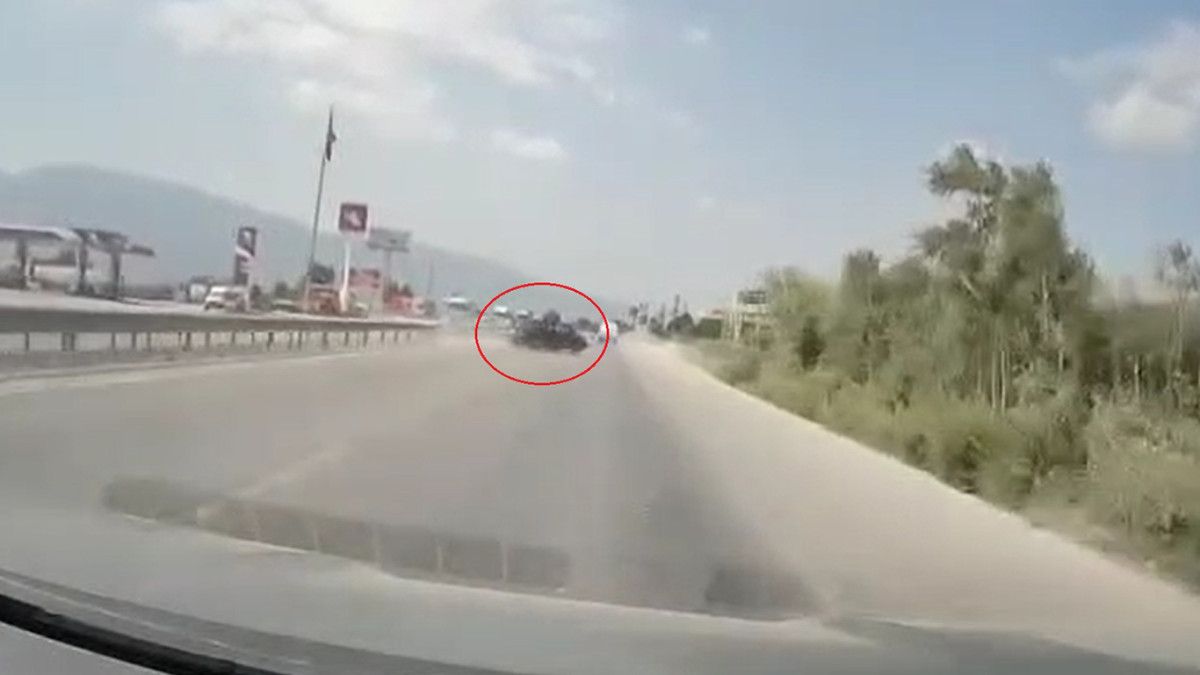 bursada yanindan hizla gecen arac nedeniyle manevra yapan otomobil devrildi 2 PLrfmHPZ