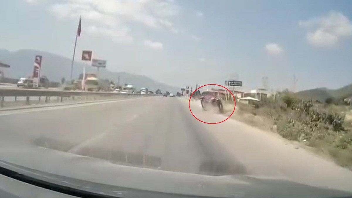 bursada yanindan hizla gecen arac nedeniyle manevra yapan otomobil devrildi 3 PM4RKwbq