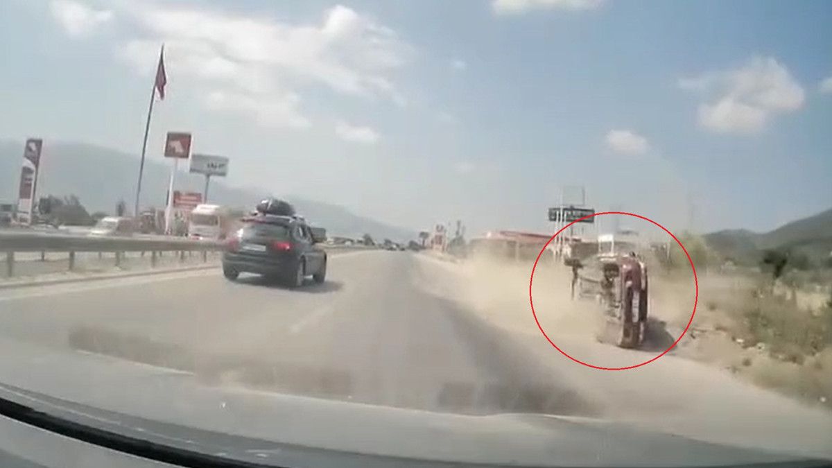 bursada yanindan hizla gecen arac nedeniyle manevra yapan otomobil devrildi 4 1S6WCKAZ