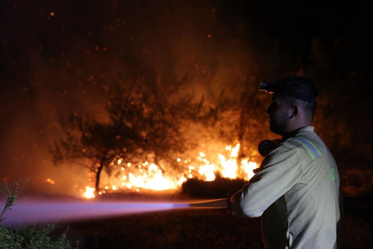 bursadaki orman yanginiyla mucadele eden alev savascilari hali sahada dinlendi 0 PauLIWWG