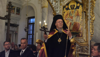 canakkalede 156 yillik tarihi meryem ana kilisesi yeniden ibadete acildi AQRzakyh
