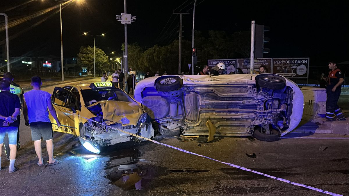 canakkalede taksi ile otomobil carpisti 8 yarali 0