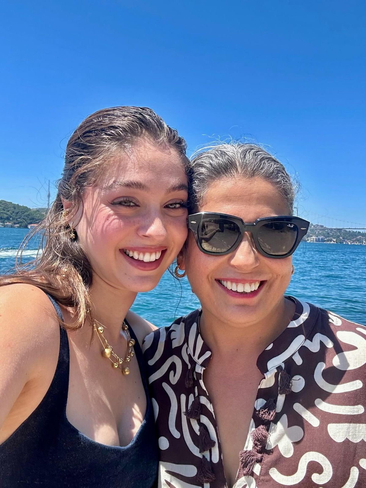 Cemre Baysel tatilde! Takipçileri anne-kız pozuna yorum yağdırdı 3 cemre baysel tatilde takipcileri anne kiz pozuna yorum yagdirdi 2 RdpNbP8I