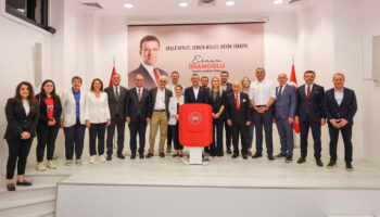 chpden tepki ceken eylem ataturk portresinin yerine imamoglu resmi koyuldu WXnjqemm