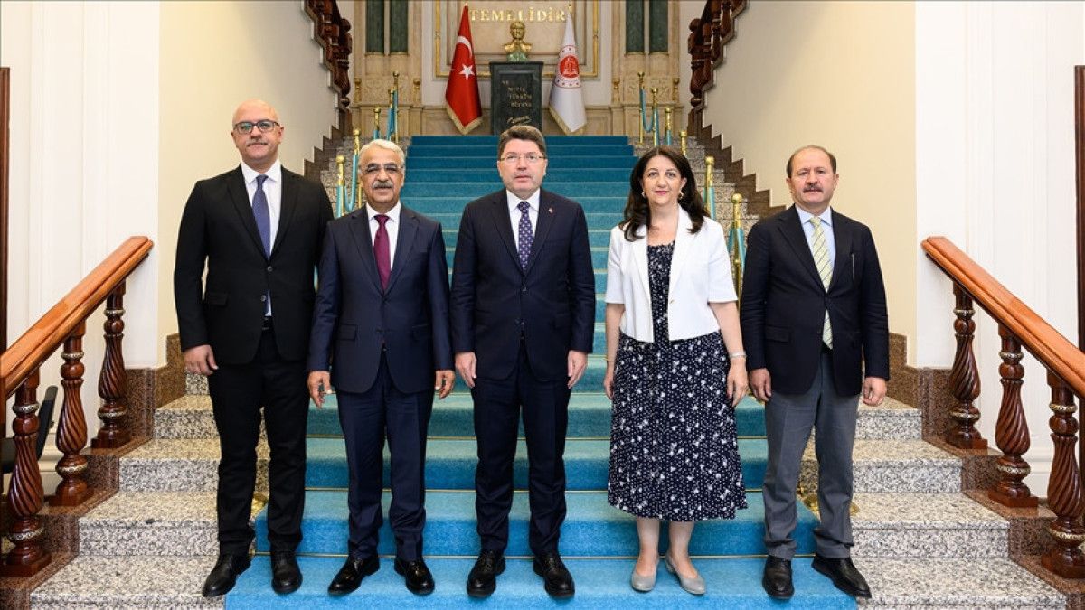 dem partinin isim ve logosunu degistirecegi iddia edildi 0 sJeuiKpV