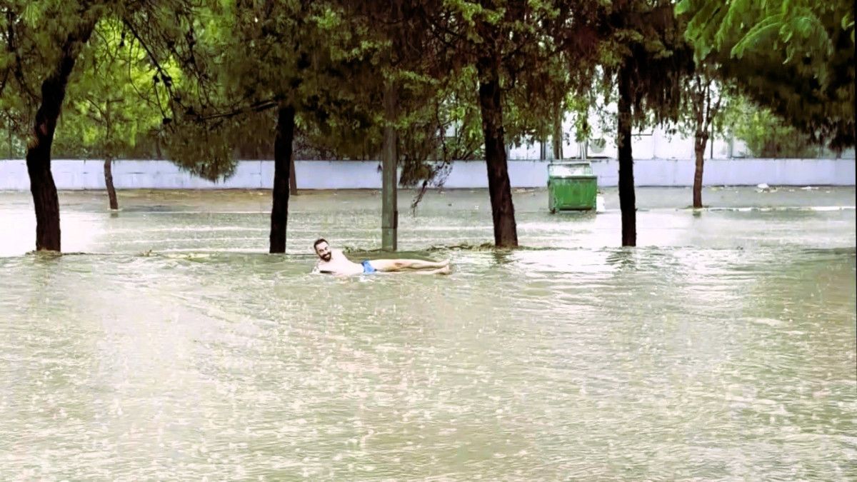 denizlide bulvarda yuzen sahis altyapi yetersizligine tepki gosterdi 2 jZYWFwdI