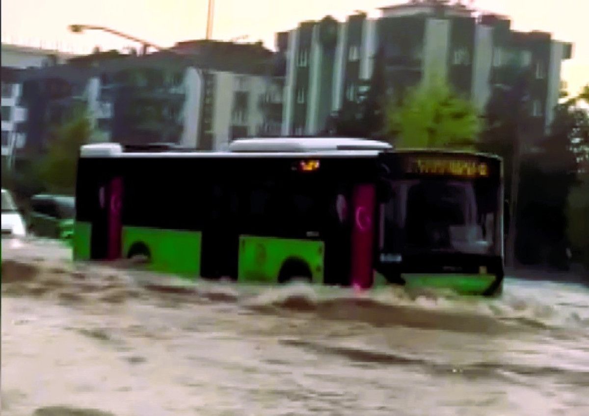 denizlide bulvarda yuzen sahis altyapi yetersizligine tepki gosterdi 3 vJILfjLe