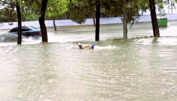 denizlide bulvarda yuzen sahis altyapi yetersizligine tepki gosterdi ACLyrtmR