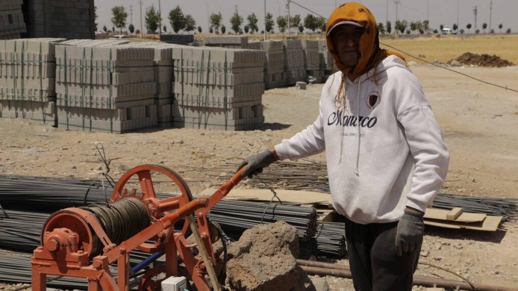 diyarbakirda insaat iscileri 49 derecenin altinda calismaya devam ediyor JCIkwfvO