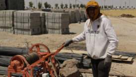 diyarbakirda insaat iscileri 49 derecenin altinda calismaya devam ediyor JCIkwfvO