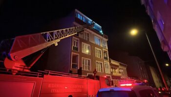 edirnede 17 yasindaki genc evdeki kanepeyi atese verip yangin cikardi Ij1UySPQ