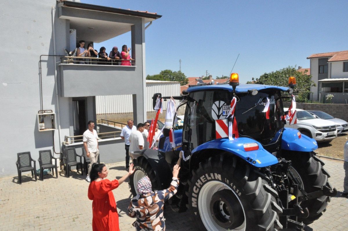 edirnede gelin arabasi traktor oldu konvoya 50 traktor katildi 1 u1eqKgNQ