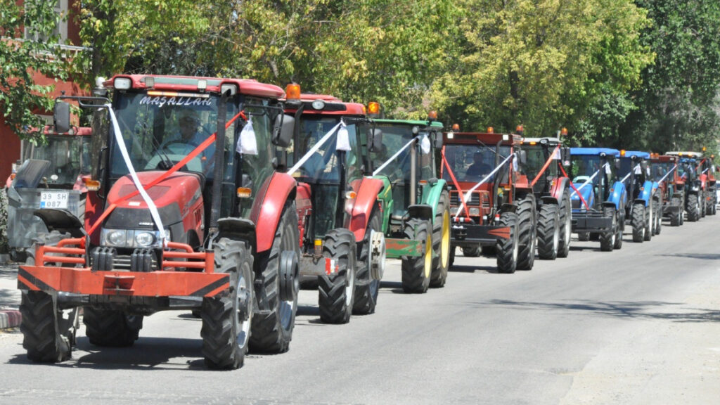 edirnede gelin arabasi traktor oldu konvoya 50 traktor katildi MFwhqnJB