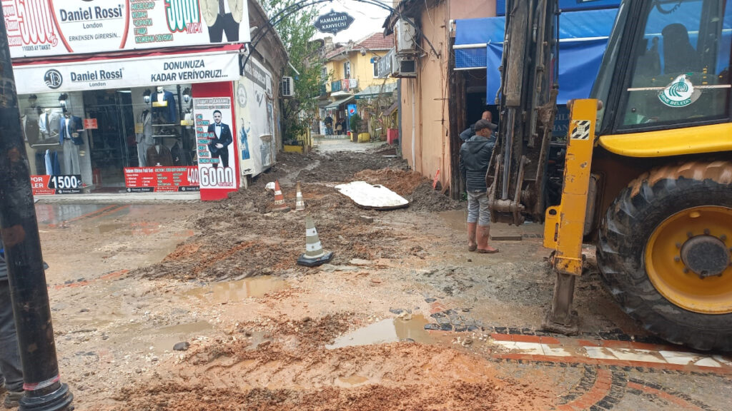 edirnede lagim sulari caddeyi basti UWk7gYYy