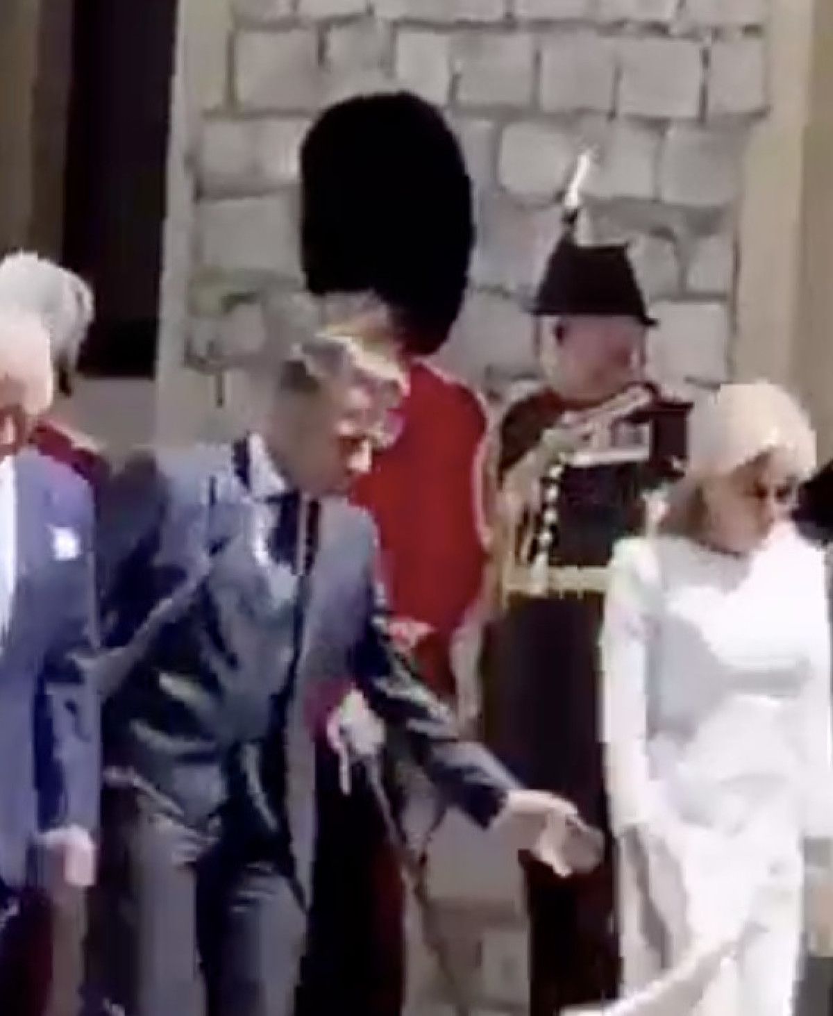 emmanuel macronun eli bir kez daha havada kaldi 0 J8kH8CZh