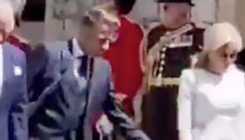 emmanuel macronun eli bir kez daha havada kaldi eUJrkyiK