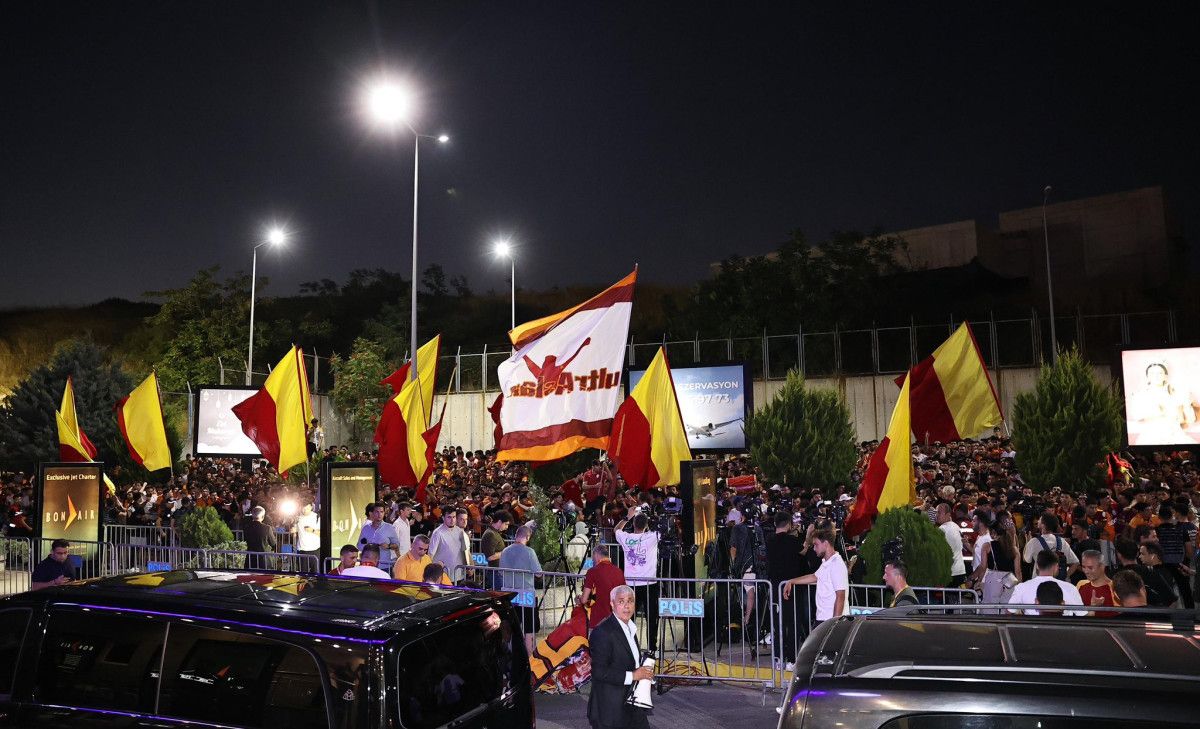 ensonhaber osimheni bekleyen galatasaraylilara sordu kac gol atar 2 2dXyCMHz