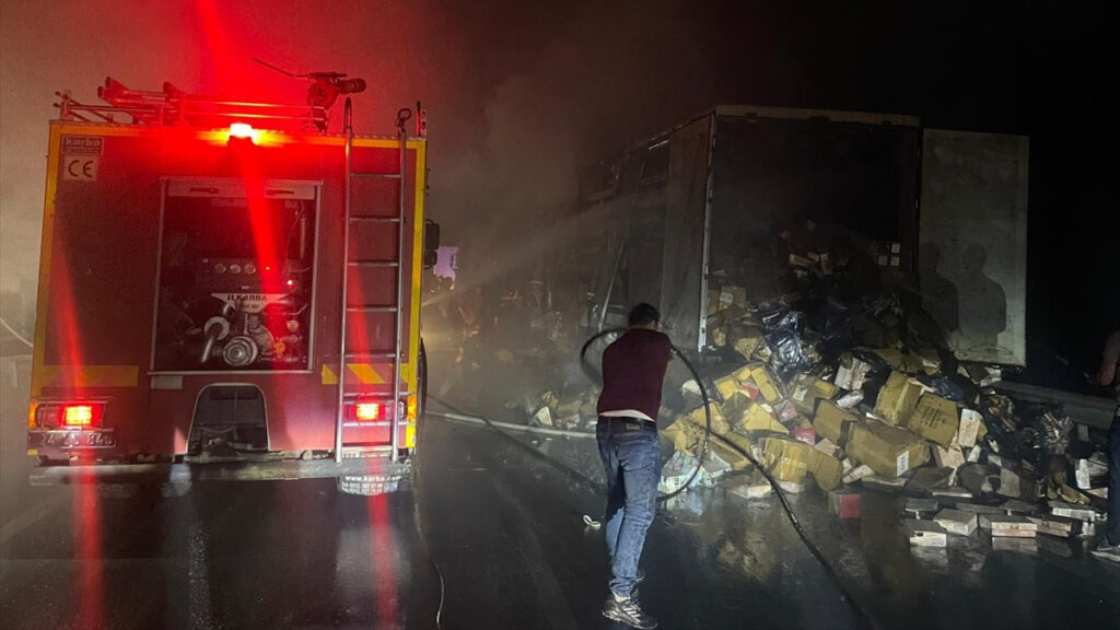 erzincanda seyir halindeki tir alev aldi V4jk317A