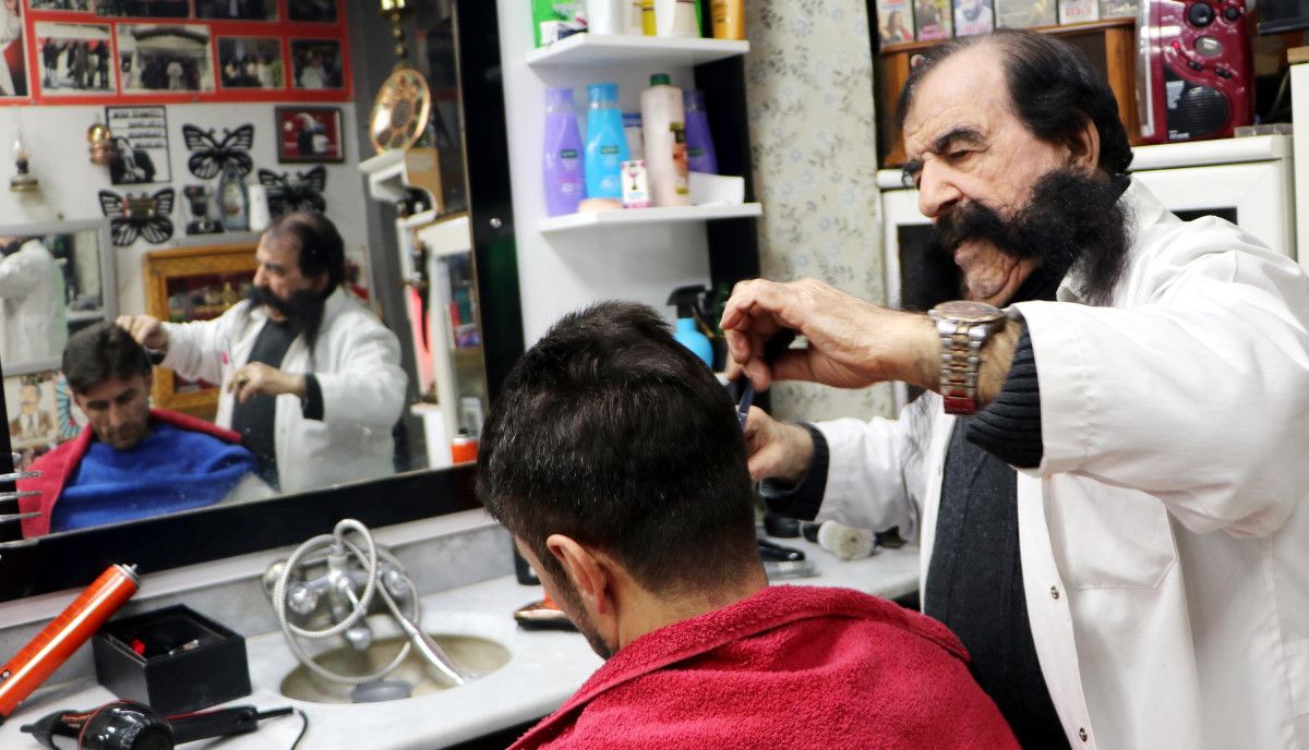 erzurumda 60 yildir biyiklarini kesmeyen berber 0