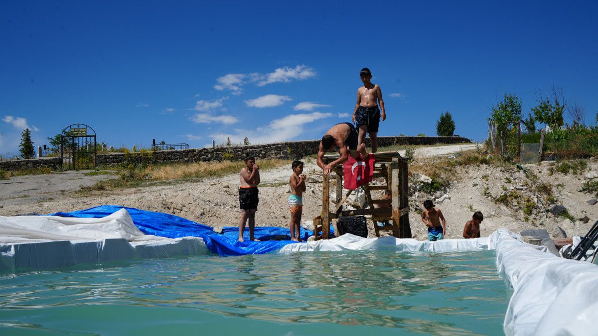 Erzurum'da öğretmen baba köy çocukları için havuz yaptı, ortaya renkli görüntüler çıktı 1 erzurumda ogretmen baba koy cocuklari icin havuz yapti ortaya renkli goruntuler cikti 0 GHCaEv8v