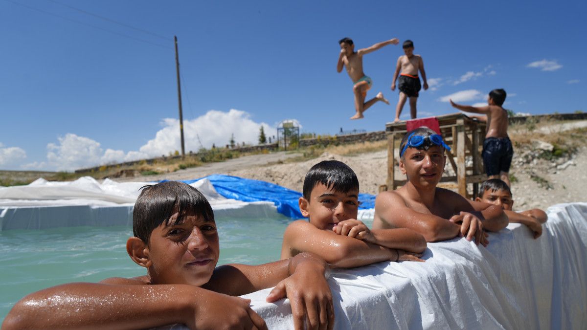 Erzurum'da öğretmen baba köy çocukları için havuz yaptı, ortaya renkli görüntüler çıktı 2 erzurumda ogretmen baba koy cocuklari icin havuz yapti ortaya renkli goruntuler cikti 1 eKzYe5H7