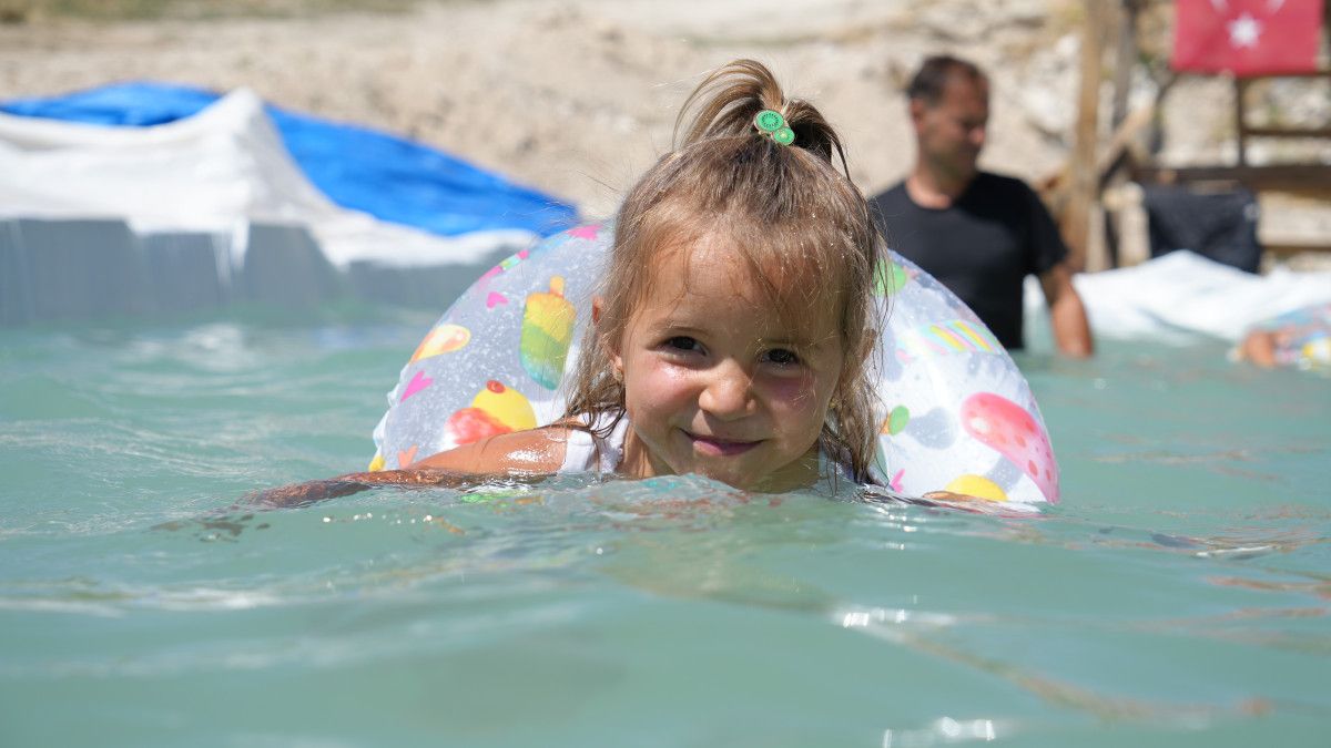 Erzurum'da öğretmen baba köy çocukları için havuz yaptı, ortaya renkli görüntüler çıktı 4 erzurumda ogretmen baba koy cocuklari icin havuz yapti ortaya renkli goruntuler cikti 3 ZeetCfZs