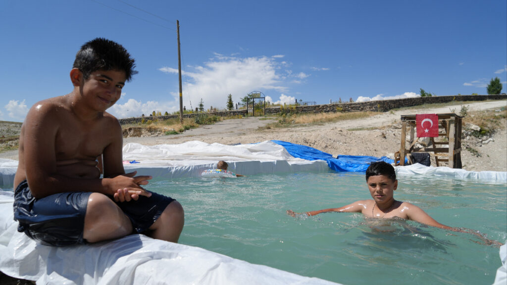 erzurumda ogretmen baba koy cocuklari icin havuz yapti ortaya renkli goruntuler cikti PCIHDK29